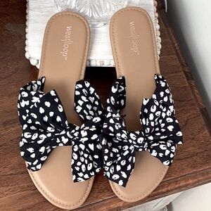 WestLoop tan slide on shoes with black and white fabric bow tie. Women’s sz 9/10